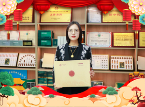 一馬當(dāng)先創(chuàng)大業(yè)，萬馬奔騰譜新篇！艾暖昕祝大家馬年吉祥，前程似錦！