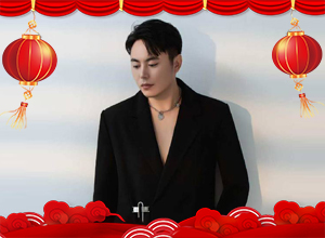 駿馬奔騰送吉祥，新春納福喜洋洋。精艷愿您新歲無憂，好運(yùn)連連，心想事成！