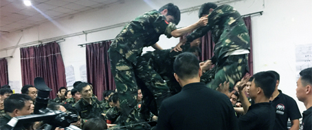 不拋棄，不放棄，全力以赴火爆人，凝聚一心戰(zhàn)佳績！