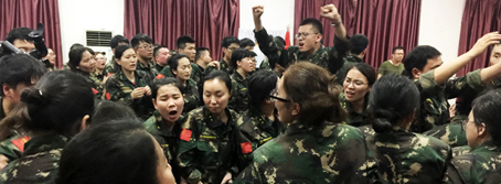 人生路，堅持方能成功，困難途中，攜手便是天堂！