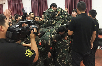 為勝利，無路，我們愿搭人肉梯；