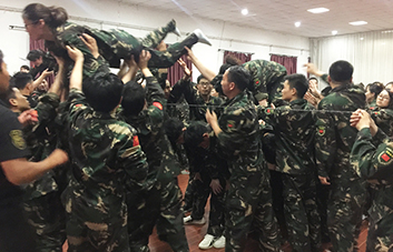 只有頑強拼搏，才能超越自我！