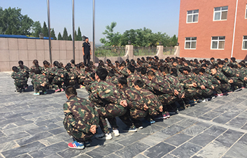 驕陽似火巋然不動，這才是火爆人的堅毅！