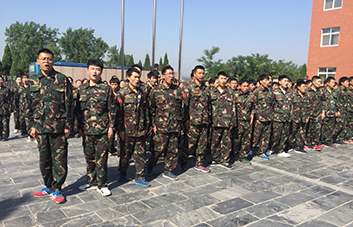 軍訓(xùn)現(xiàn)場，教官逐個檢查軍姿標(biāo)準(zhǔn)！