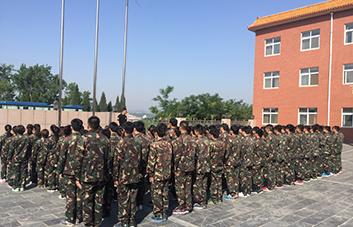 嚴(yán)明的紀(jì)律，嚴(yán)格的要求，造就自律的個人！