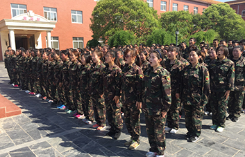 俯臥撐懲罰，全體人員為犯錯學(xué)員買單！