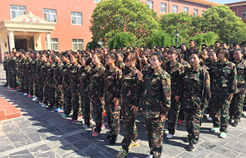 嚴(yán)明的紀(jì)律，嚴(yán)格的要求，造就自律的個人！