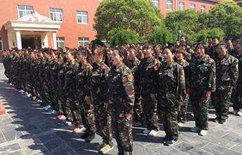 英姿颯爽，沒有矯揉造作，只有堅強！