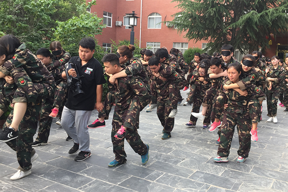 經(jīng)歷艱苦和磨難，體驗親情、友情的珍貴