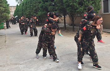 因為信任，不管沿途有多么的陡峭艱險，我都將攙扶著你勇敢前行。