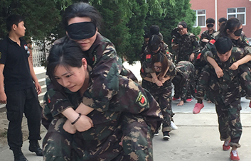 因為信任，不管沿途有多么的陡峭艱險，我都將攙扶著你勇敢前行。