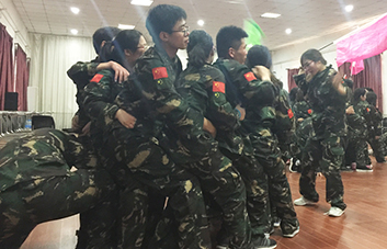 凝聚產(chǎn)生力量，團結(jié)誕生希望！