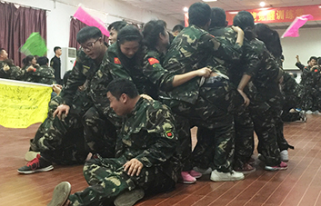 超越夢想，超越自我！堅持會帶來希望，團結(jié)會帶來力量！