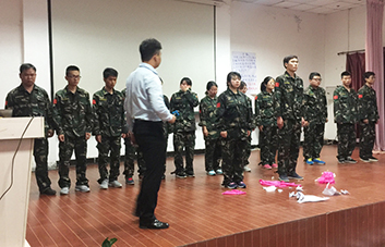 努力、拼搏、進(jìn)步！即使失敗，我們也將再次站起！