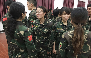 人生不易，要學(xué)會贊美他人！