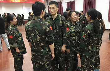 善于發(fā)現(xiàn)身邊世界的美，不吝嗇對別人的贊美