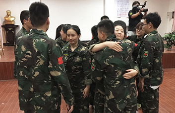 人生不易，要學(xué)會贊美他人！