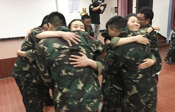 善于發(fā)現(xiàn)身邊世界的美，不吝嗇對別人的贊美