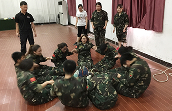 馳騁賽場，爭分奪秒，這是現(xiàn)實版的速度與激情！