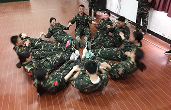 默契配合、高效協(xié)作，把不可能變?yōu)榭赡埽? />
            <p>默契配合、高效協(xié)作，把不可能變?yōu)榭赡埽?/p>
          </li>
          <li> <img src=