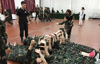 默契配合、高效協(xié)作，把不可能變?yōu)榭赡埽? />
            <p>默契配合、高效協(xié)作，把不可能變?yōu)榭赡埽?/p>
          </li>
          <li> <img src=