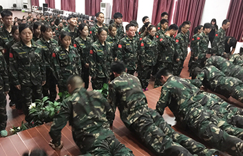 舉手表決，領(lǐng)袖魅力征服現(xiàn)象學(xué)員！