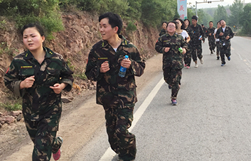 15公里徒步磨礪，火爆網(wǎng)鑄就精英團隊挑極限！