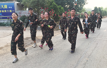 不論是攙扶還是背扛，我們沒有丟掉任何一個人！