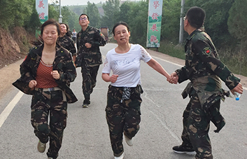 不論是攙扶還是背扛，我們沒有丟掉任何一個人！