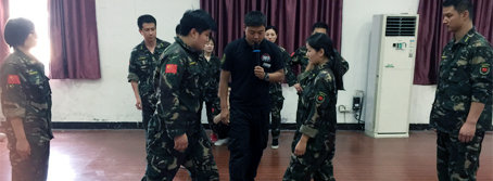 兩眼緊觀敵方手，一心謀劃成功策！